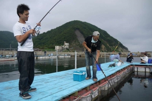 遊びに来ているとは思えないほど真剣です